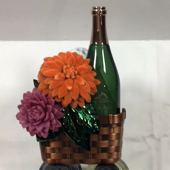 Bath & Body Works Wallflower Plug & (2) Wallflower Refills - Picture 6 of 7